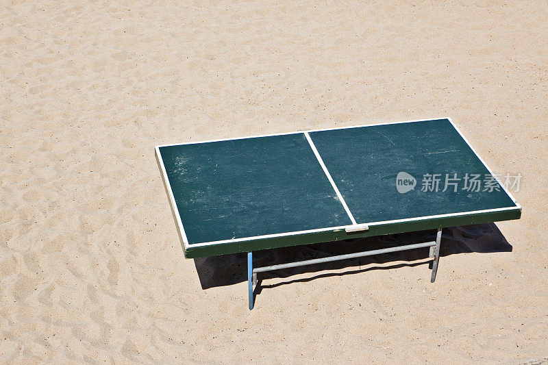 在沙滩上打乒乓球