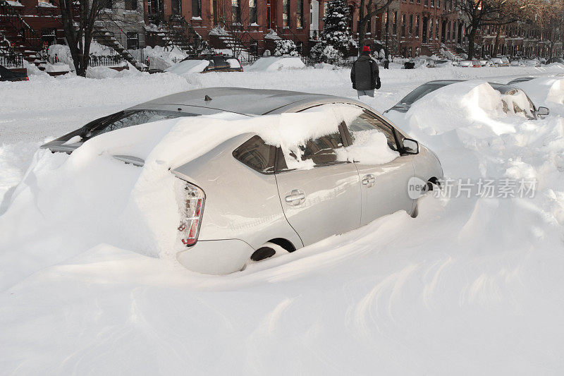 汽车陷在雪堆里