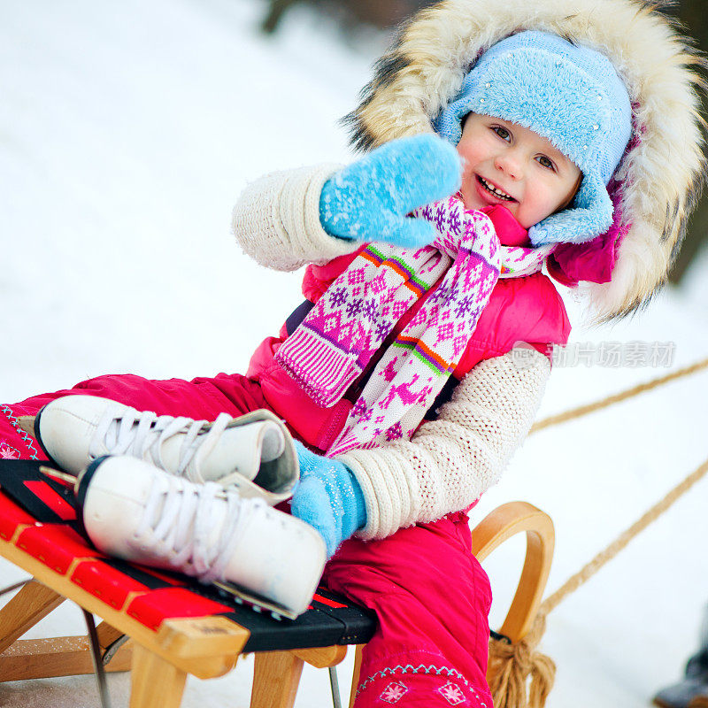 冬天在户外穿着溜冰鞋的孩子