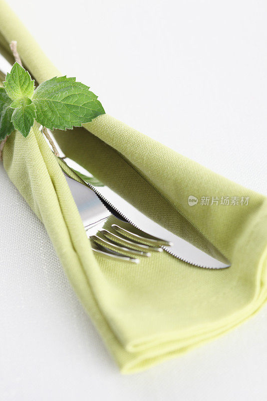 刀叉和绿色餐巾
