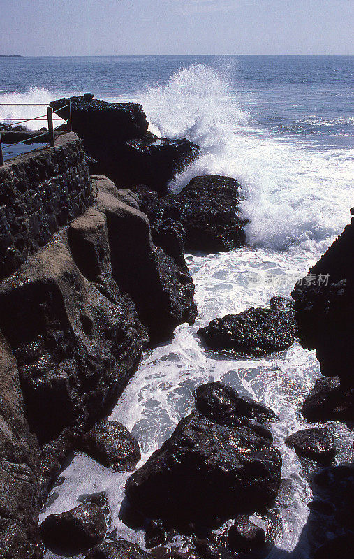 海浪冲击太平洋海岸，萨尔瓦多，中美洲