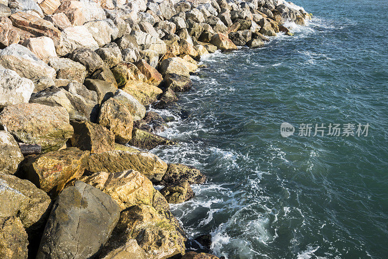 布满波浪的岩石海岸