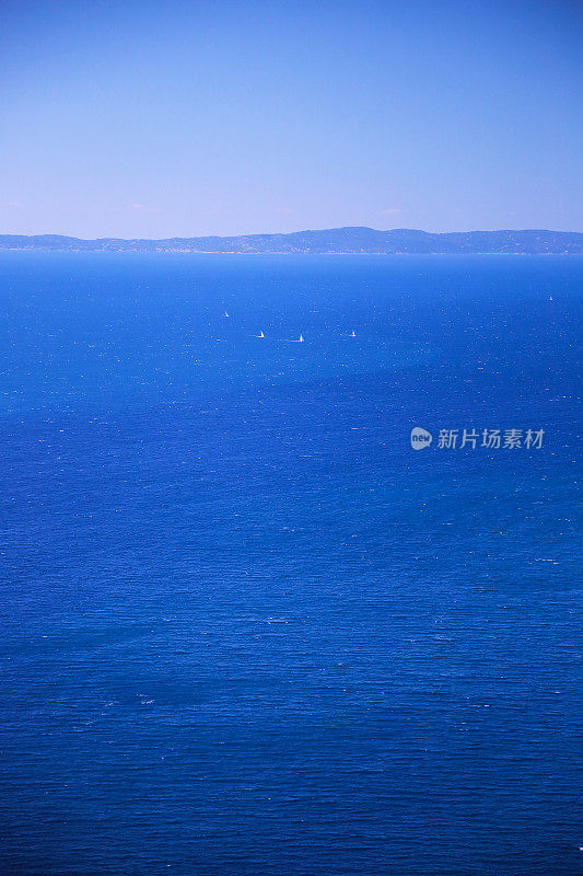 游艇和平静的蓝色海浪
