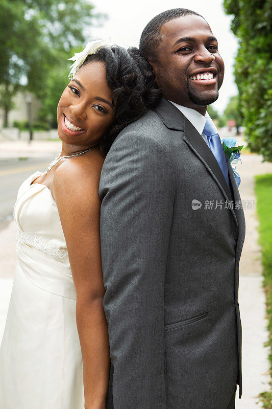 非裔美国人新娘和新郎