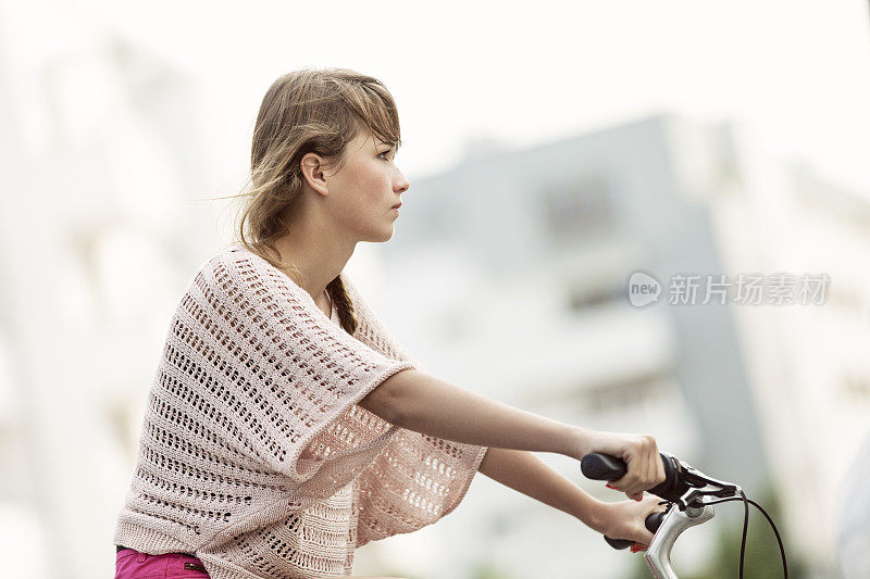 女孩骑自行车