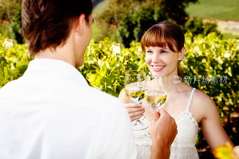 年轻夫妇用白葡萄酒祝酒，以此表达他们的爱