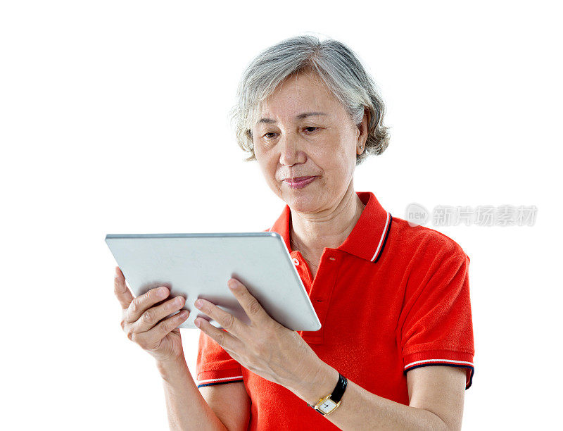 一名亚裔年长女性，手持数码平板电脑，背景为白色