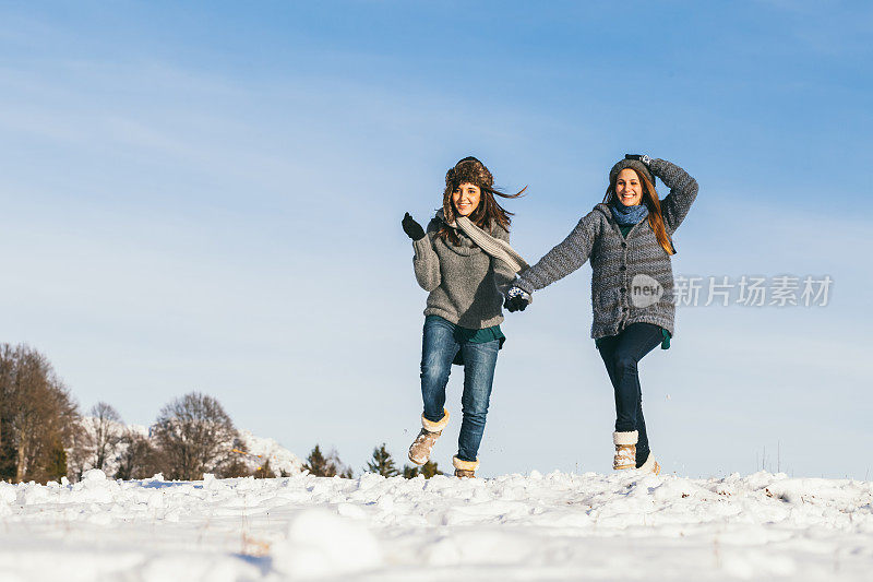 女孩们玩雪玩得很开心