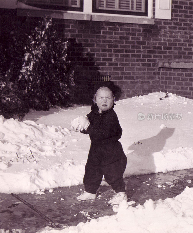 两岁的女孩用雪球