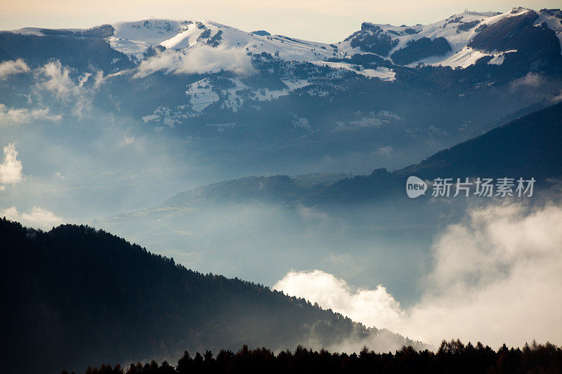 雪和雾山，阿达梅洛布伦塔自然公园，意大利