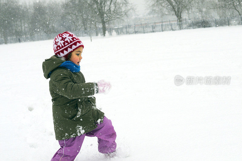 孩子在雪地里跑