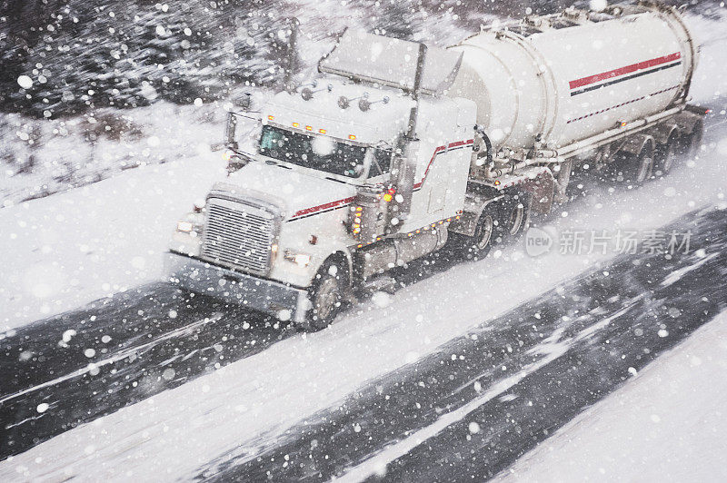 暴风雪中的运输卡车