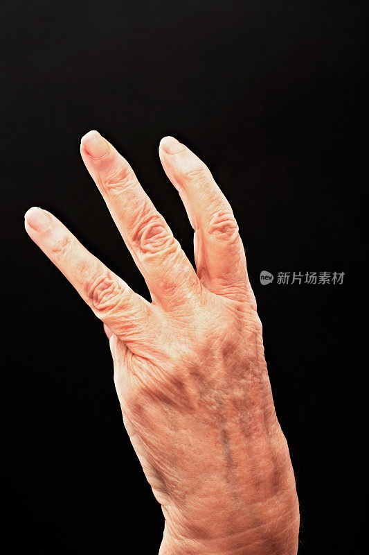 老人的手能举起三根手指