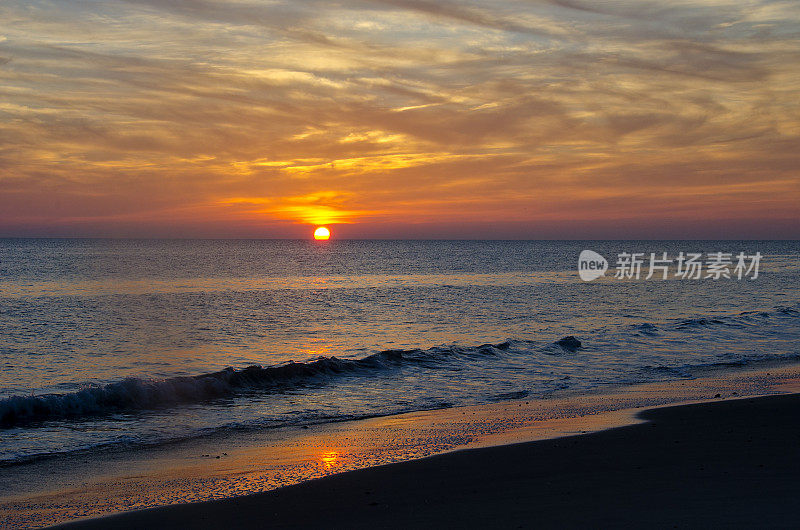 海滩上的太阳落在地平线以下