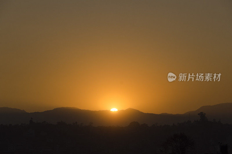 夕阳入山