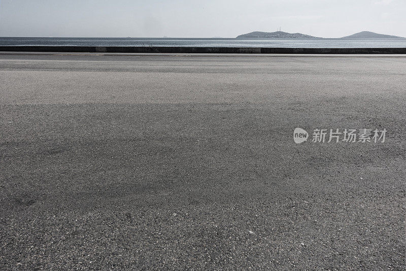 海滨背景的沥青地面空间