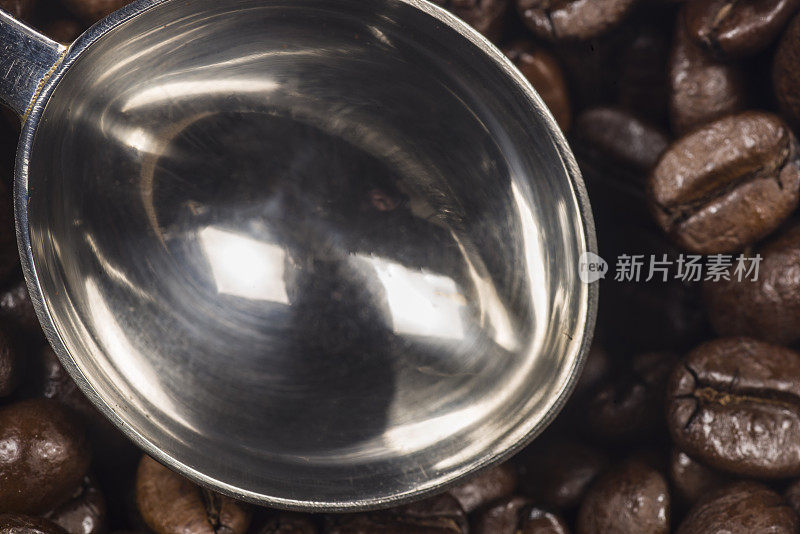 银勺配咖啡豆