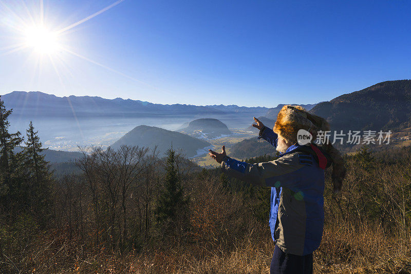 老人像与库奇马在山上的阳光照耀