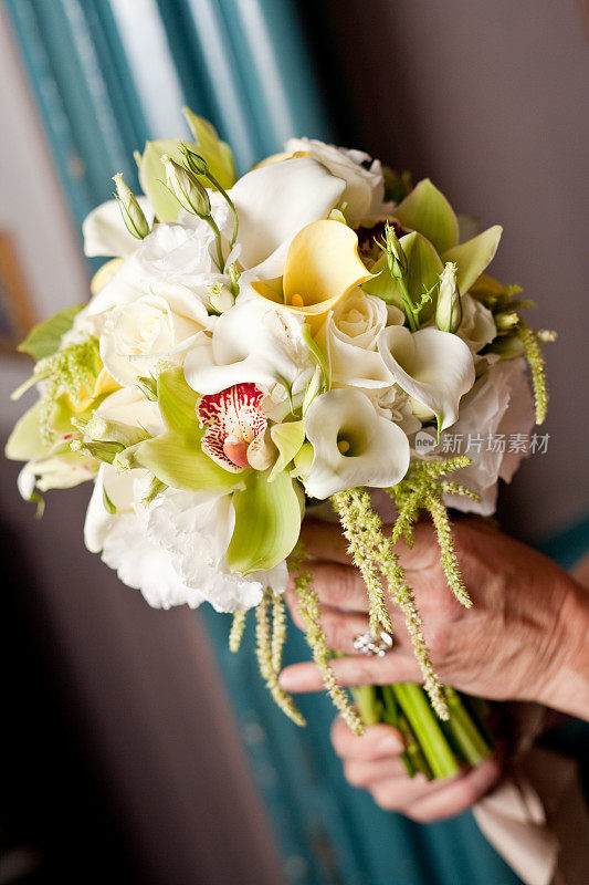 经典的婚礼新娘花束马蹄莲，兰花和玫瑰