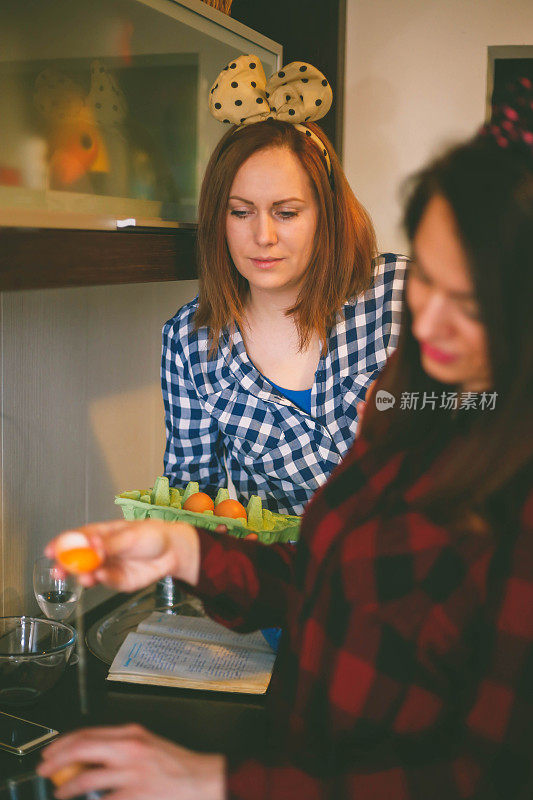 厨房里的年轻女人