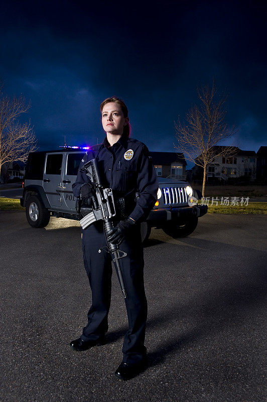 在郊区，一名手持突击步枪的女警官