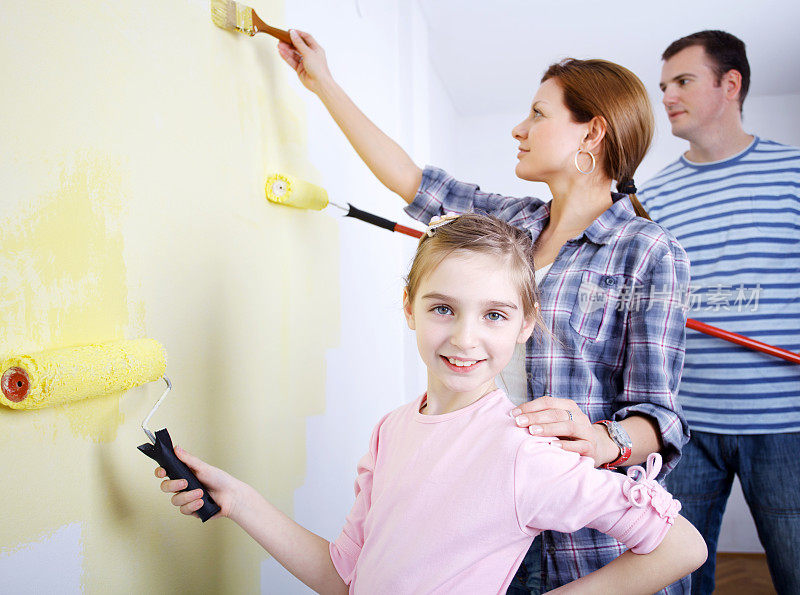 幸福家庭粉刷墙。