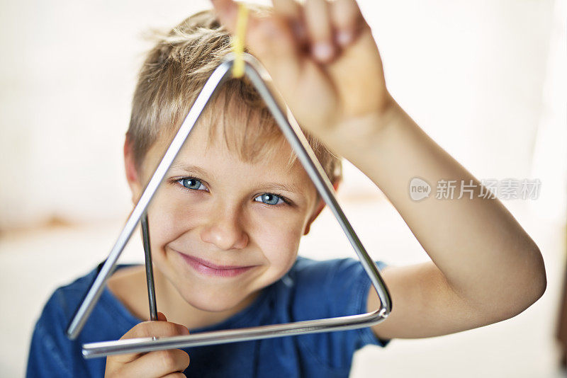 可爱的小男孩在玩三角游戏