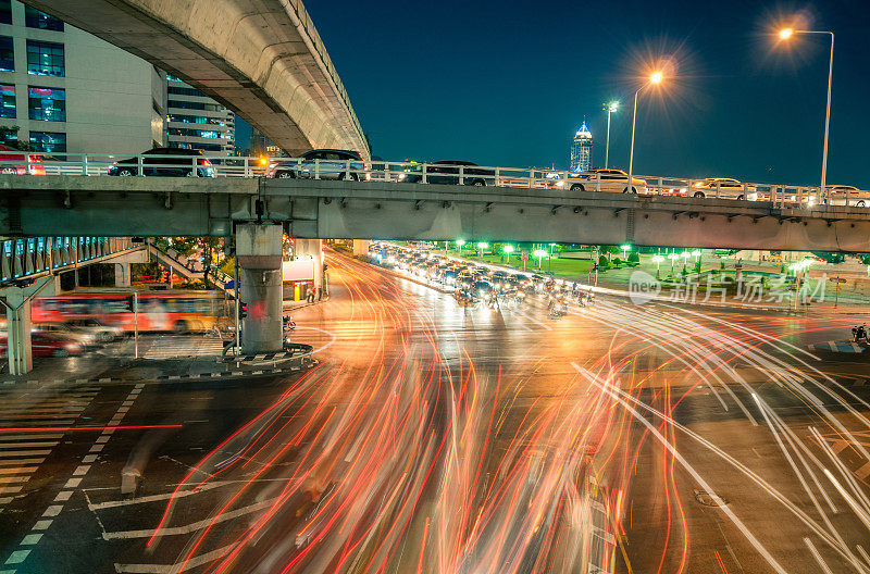 繁忙的道路交叉路口在晚上在曼谷的Silom地区