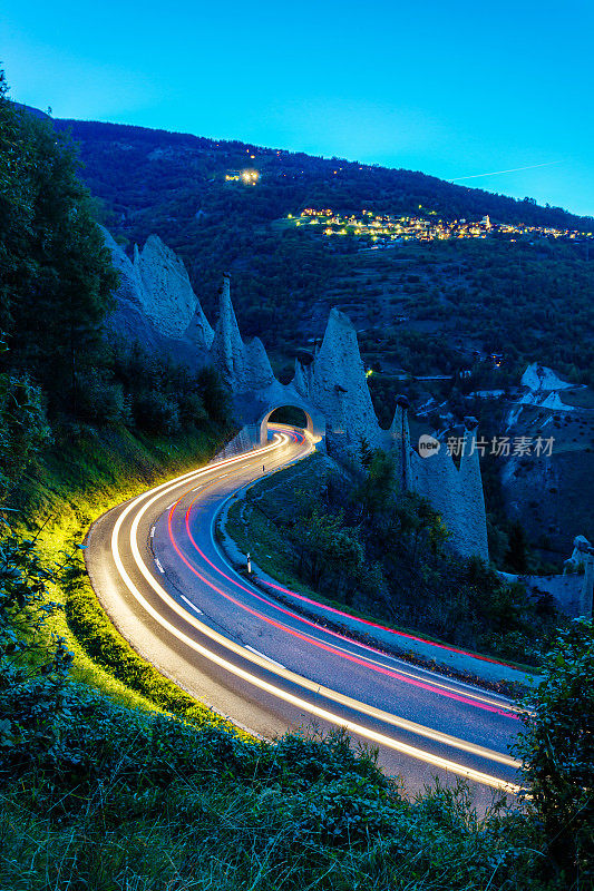 道路交通和被侵蚀的冰川岩层