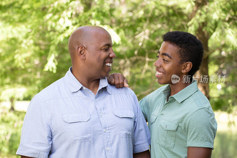 非裔美国人父亲和儿子