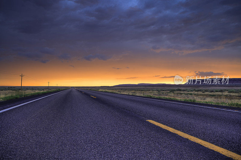 犹他州沙漠道路上的日落
