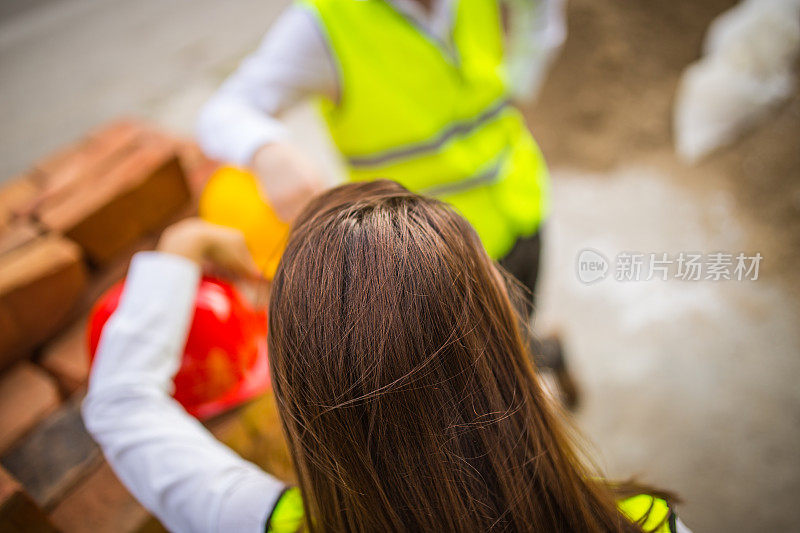 建筑工地上的年轻女建筑师