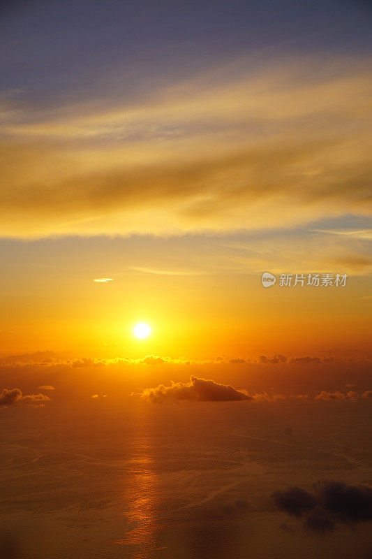 太阳在Ölüdeniz落下，