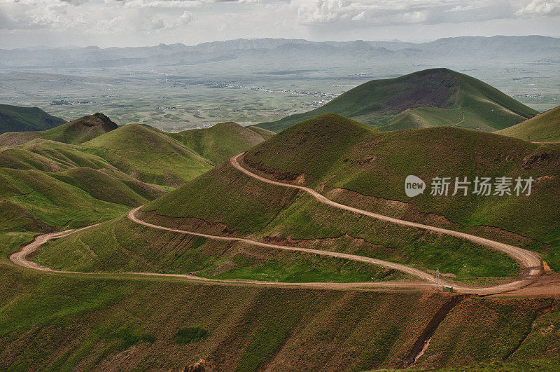 蜿蜒的长路穿过群山