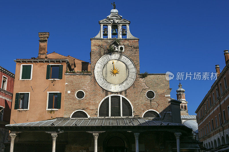 意大利威尼斯的古老建筑，墙上挂着钟