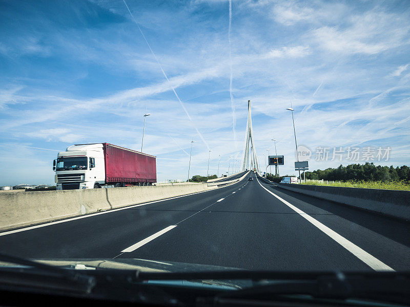 法国高速公路上的卡车