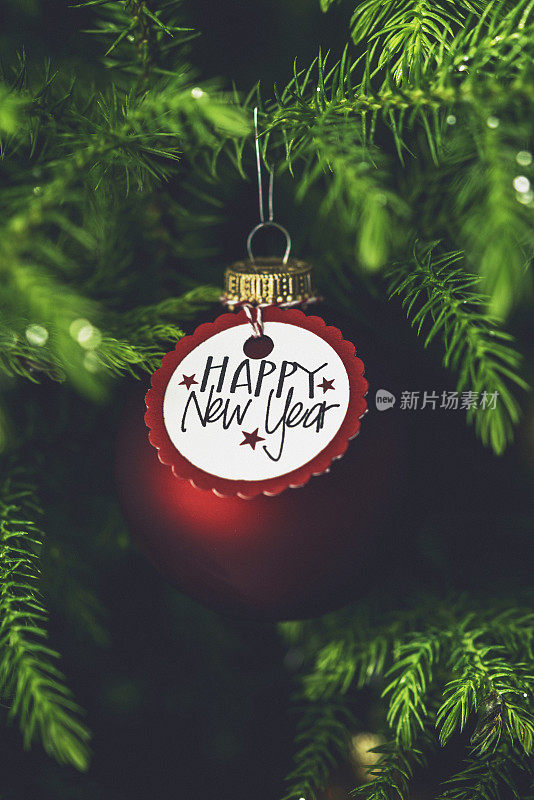 圣诞树上挂着新年贺词的圣诞装饰品