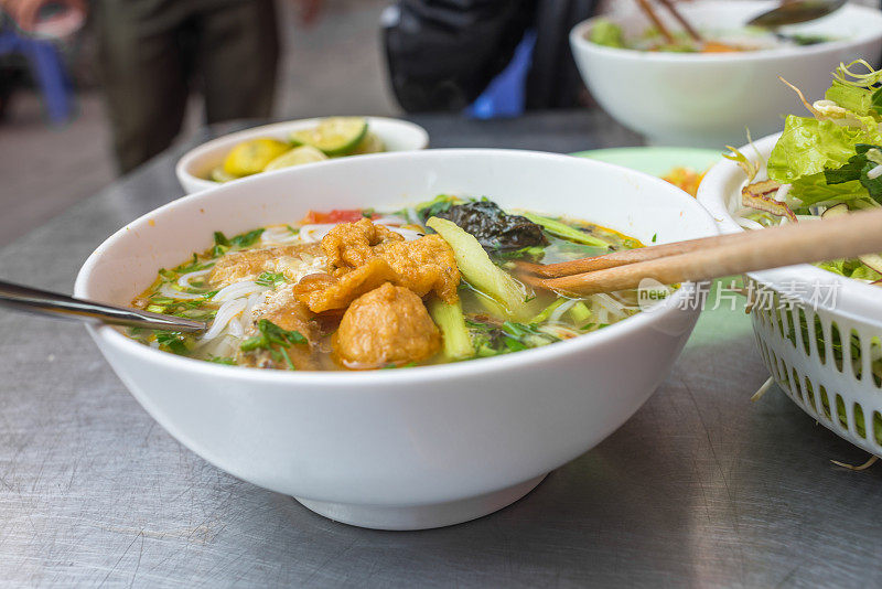 越南菜-炒鱼丸面配汤