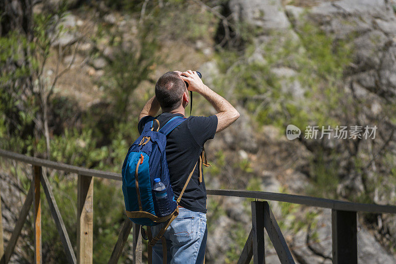 一个土耳其人在看山