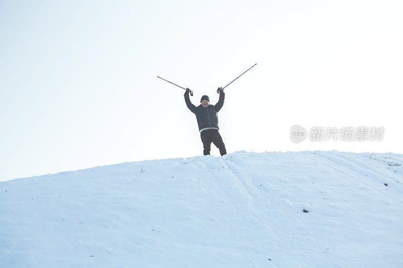 山顶上的男子冬季徒步庆典