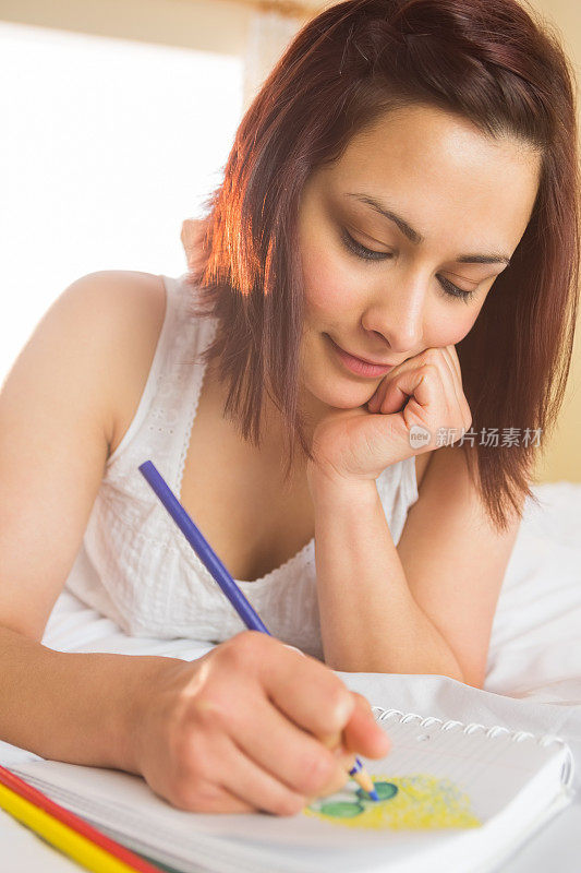 专注的女人用彩色铅笔素描