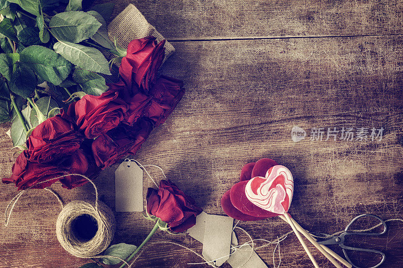 浪漫的红玫瑰花束和心形棒棒糖