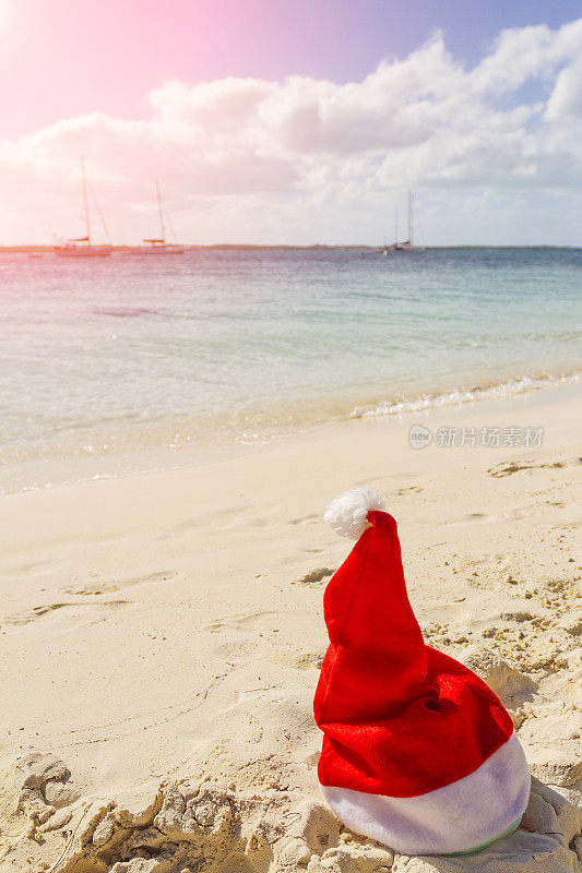 海滩上的圣诞老人帽