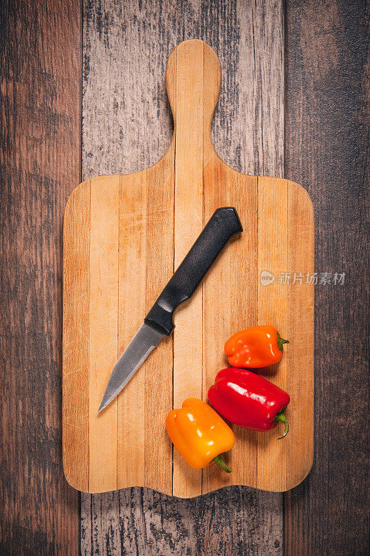 切菜板上的辣椒和刀