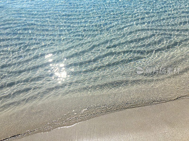海边透明的水