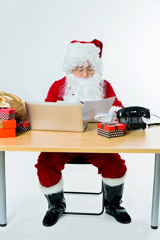 圣诞老人在笔记本电脑上工作