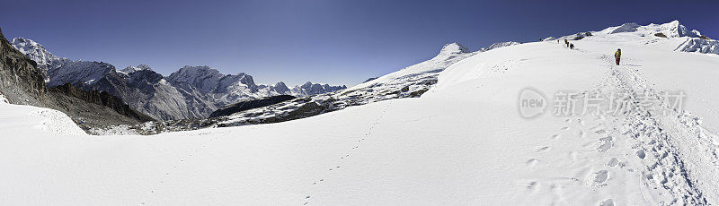 登山者攀登喜马拉雅山冰川尼泊尔