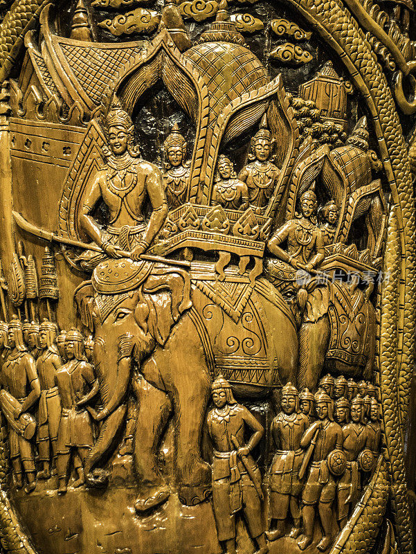 在泰国清迈素贴寺的一根柱子上雕刻