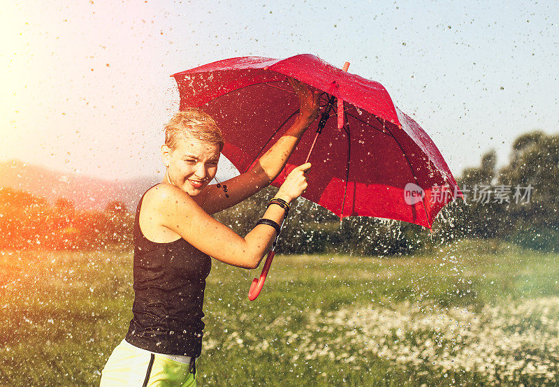 带着雨伞和夏日雨水的女人