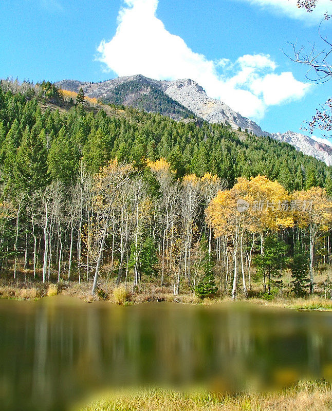 落基山脉的秋季小湖风景秀丽